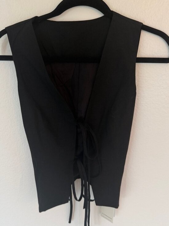 Tops - Black Lace-Up Crop Vest
